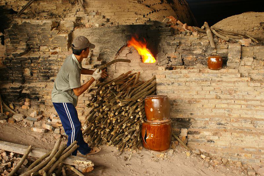 Quá trình sản xuất đèn xông tinh dầu gốm Bát Tràng tại Việt Nam: Nung Gốm trong lò lửa